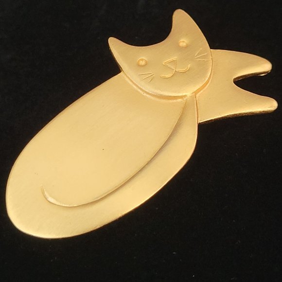 AK Anne Klein Matte Gold Tone Kitty Cat Brooch Lying Down Smiling Signed Vtg - Picture 3 of 6
